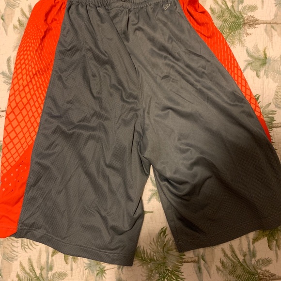 COPY - men’s nike athletic shorts - Picture 2 of 3